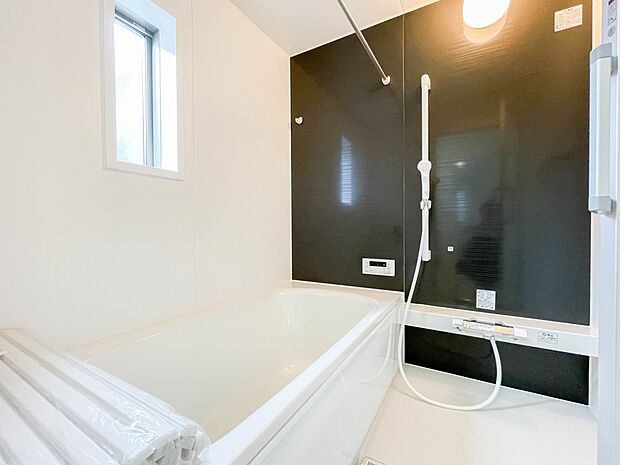 窓がある浴室は心地よいバスタイムを演出してくれます。早起きした日は朝風呂で一日の始まりです。