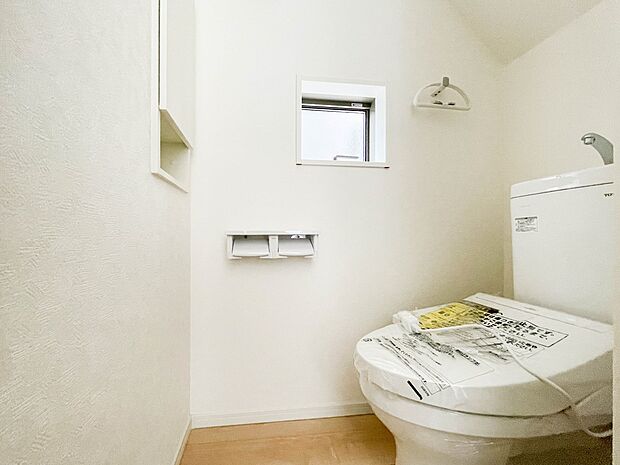 快適な生活を送るための必須アイテムとなった洗浄機能付トイレ。おしり洗浄、ビデ洗浄、暖房便座の3つの機能を標準装備しています。