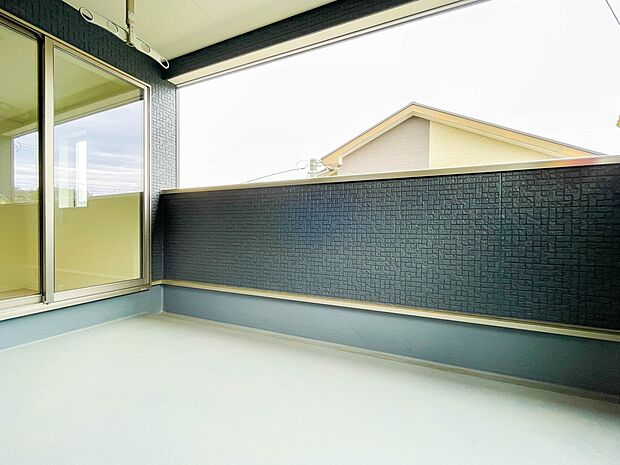 とてもおしゃれなインナーバルコニー。インナーバルコニーに出ると明るい日差しが差し込み、使い勝手の良い空間が広がります。十分な広さがあるので、お客様を招いてパーティーをすることも可能です。