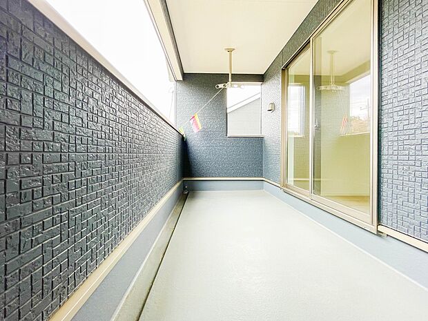 青い空が近くに感じるバルコニーは、爽やかな風をお部屋へ運んでくれます。