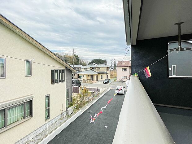 太陽の光が燦々と降り注ぐ広さのあるバルコニーで毎日のお洗濯も快適に。太陽は心を元気にしてくれますよね。