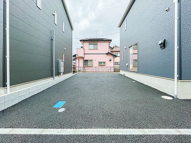 戸建ての購入を検討することになったきっかけに「駐車場を持てること」を挙げる方が多くいらっしゃいます。駐車場代金を支払続ける必要がないことは、駐車場付き戸建を持つ最大のメリットです。