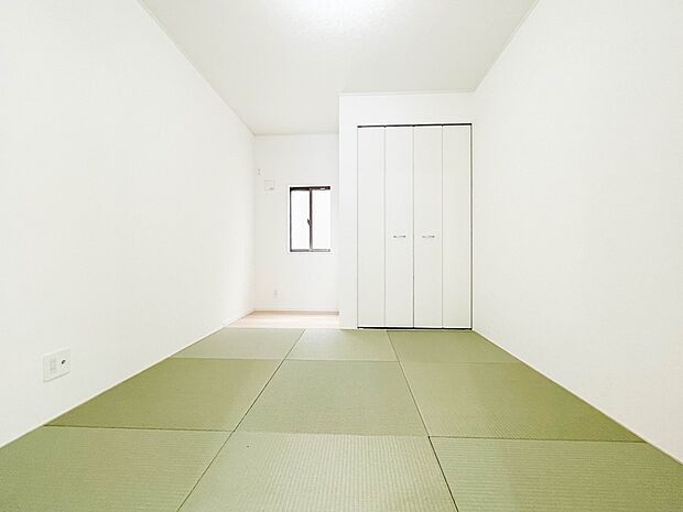 リビングの続き間としても利用できる約5帖の和室。畳の香りに包まれながら普段は子供の遊び場やご両親様のお部屋として、急な来客の場合は襖を締め切り客間としても利用可能。