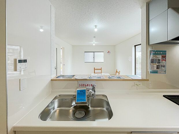 カウンターキッチンなら、リビングで遊ぶ子供の様子を見ながら料理ができるので安心です。料理を運んでもらったり、子供にお手伝いしてもらいやすいのもいいですね♪