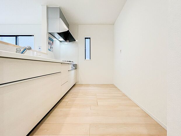 明るい自然光が入る作業スペースを多くとったキッチン採用。夫婦揃ってキッチンに立っても調理がしやすく、家事をしながら会話も弾みます。食器類もすっきりと片付く収納力。