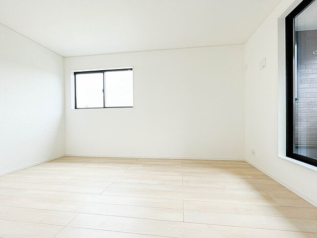 バルコニーに直接出入りできるお部屋です。ちょっと外の空気を吸いたい時や、ベランダでミニガーデニングなども楽しめそうです。