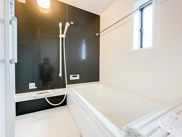 冬場にはヒヤッとしないように暖房機能、梅雨の時期には乾燥等、機能的で清潔感溢れる浴室。快適・清潔な空間で心も体もオフになる時間を楽しむことが可能です。