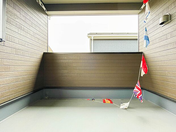 インナーバルコニーの最大の利点は、“プライバシーが確保できること”ではないでしょうか。人目を気にせずゆっくりと寛ぐことのできる空間で、とても贅沢な時間が過ごせそうです。