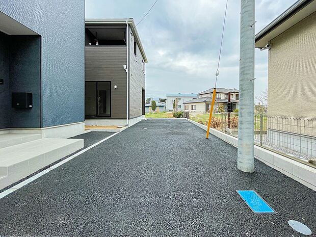 駐車場がある戸建を持つ最大のメリットは、駐車場代金を支払い続ける必要がないことです。賃貸住宅に住んでいる方が、戸建の購入を考えるきっかけに挙げることが多いようです。