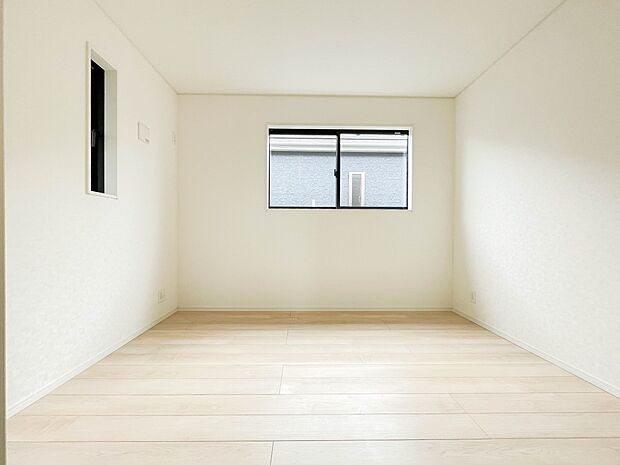 2面窓のある風通しの良いお部屋は心も体も元気にしてくれます。自分だけのお部屋作りを楽しんでみては。