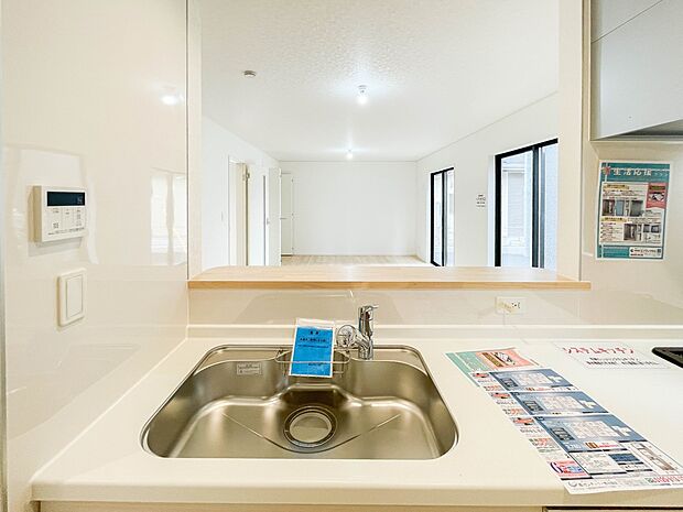 人工大理石のワークトップやシンクは、水を流しただけできれいになったように見えます。白いキッチンは明るく清潔感があり、とっても素敵です。