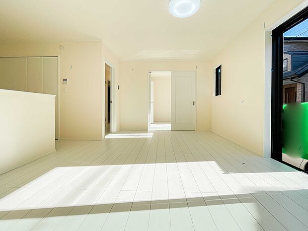 整然とした空間演出、快適な理想の暮らしの実現は家のみの拘りではなく、そこで暮らす方々にとって素敵な環境であることも挙げられると思います。四季折々の変化が奏でる鼓動を楽しんで下さい。