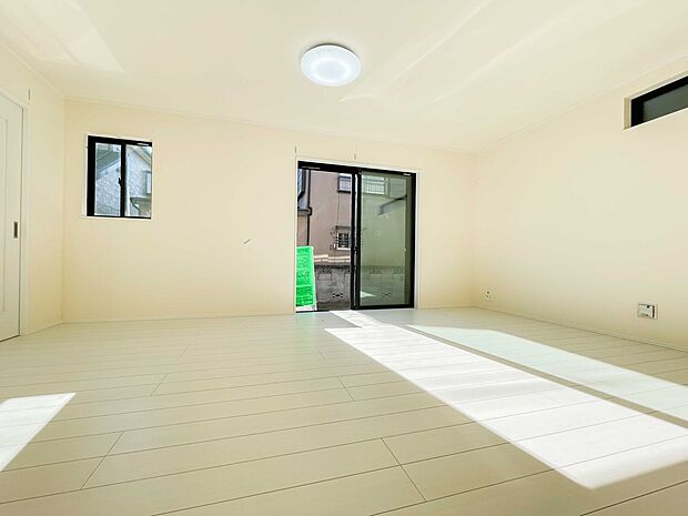 太陽の光が照らす明るいリビングは、開放感があり通風・採光に優れ、心地よい光と風が舞い込んできます。心休まるリビングは何よりも快適な時間を過ごせます。