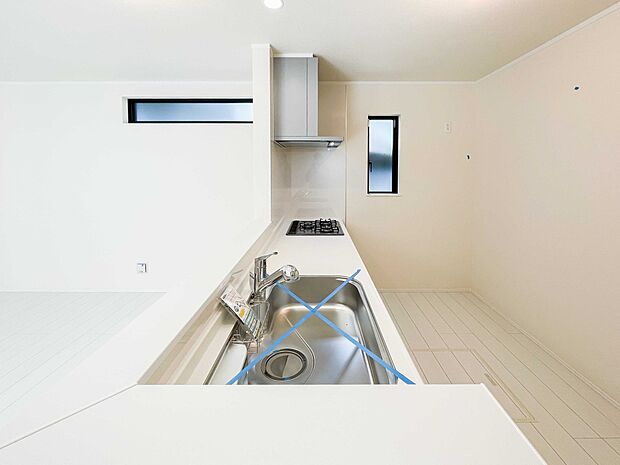 キッチン吊戸棚を無くす事によって、コミュニケーションを重視した設計に致しました。区画によって変わる一体感を、実際にご覧になって頂けましたらと思います。 