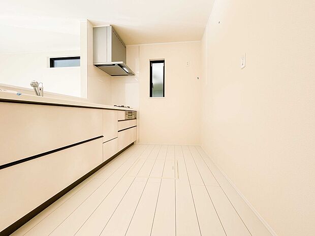 明るい自然光が入る作業スペースを多くとったキッチン採用。夫婦揃ってキッチンに立っても調理がしやすく、家事をしながら会話も弾みます。食器類もすっきりと片付く収納力。