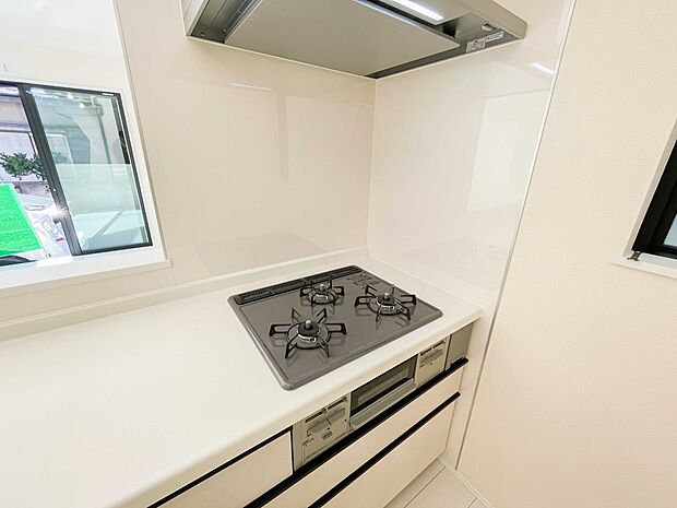 三口コンロで料理の幅を拡げてくれる使いやすいシステムキッチンを採用。洗い場も大きいので野菜や食器を洗ったりする際にも捗り、奥様の強い味方となってくれるはずです。