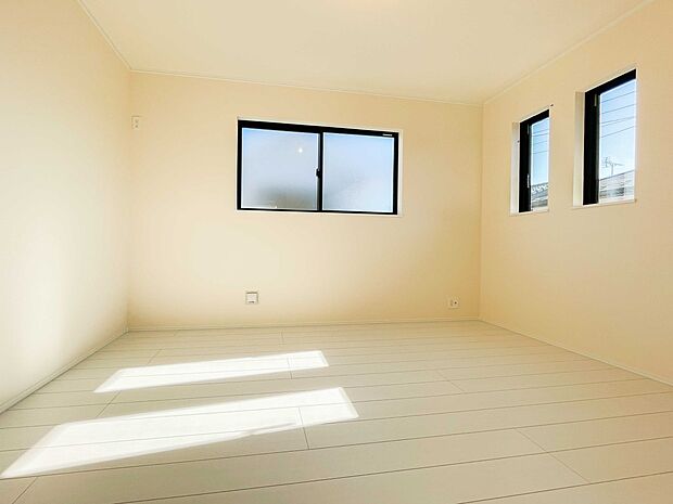 2面窓のお部屋は明るい日差しが2方向から差し込み、四季折々の風を感じられます。