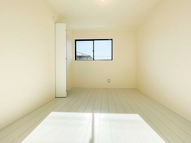 柔らかな日差しが入る洋室は落ち着いた雰囲気のお部屋です。ベッドを置いてゆったりと心も体も休まるお部屋へ。