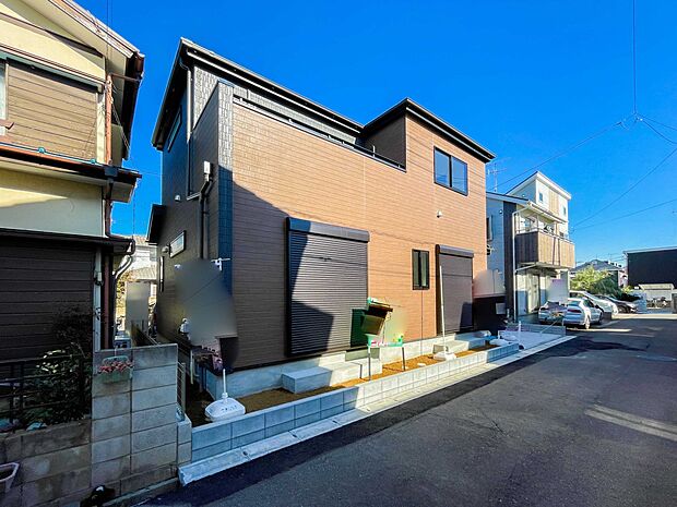 街に溶け合う美しい景観と、採光や風通しを考えて設計された間取り。近隣の視線を考え調整した窓位置など、外観だけでなく、住まうご家族の心地よさを最優先しました。