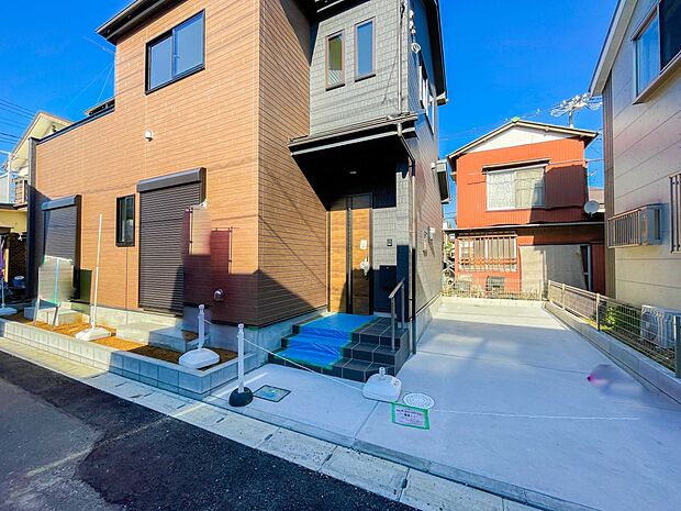 玄関横に駐車場なのでお買い物をした後は楽にお家へ。沢山お買物した時は助かりますね。