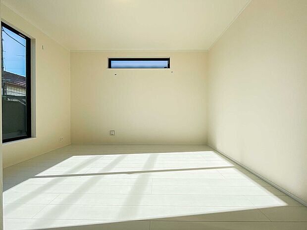 太陽の光がお部屋を照らしてくれます。こんな朝を迎えると今日一日を頑張ろうと思えてきますよね。