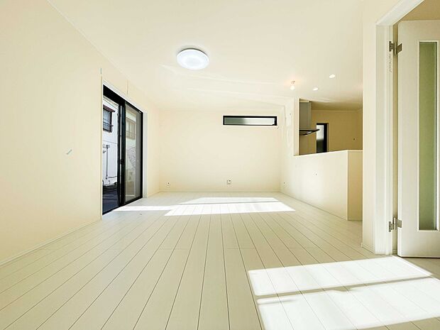 明るく開放的なダイニング。家族とのコミュニケーションが取りやすく、みんなの笑顔が溢れます。