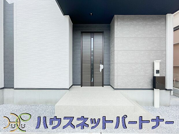 上質感漂う玄関へのアプローチ。居住者の帰り、訪れる方を優しく迎える・安らぎに満ちた生活空間を予感させる。健やかな暮らしを楽しめそう。