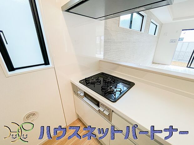 三口コンロで料理の幅を拡げてくれる使いやすいシステムキッチンを採用。洗い場も大きいので野菜や食器を洗ったりする際にも捗り、奥様の強い味方となってくれるはずです。