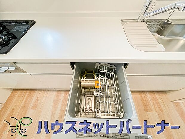 ビルトイン食器洗乾燥機完備。家事のお手伝いをしてくれる奥様の味方です。食器を洗っている間にお掃除など、様々なシーンで家事の時短に役立つ食洗機。省スペースのビルトインタイプを採用致しました。