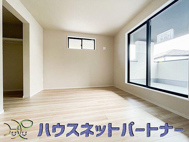 ベッドを置いて主寝室をイメージ。それでも広々してますね。