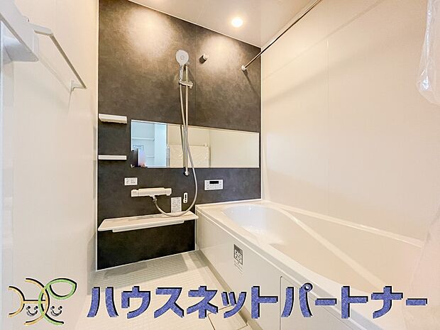 心地よいバスタイムを演出する浴室はゆとりあるサイズを採用。保温機能付き、汚れをはじく有機ガラス系の新素材を採用した浴室。美しく機能的な設備を採用。