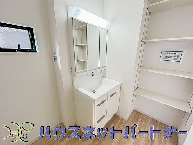 大きく見やすい三面鏡で清潔感ある洗面台は、身だしなみチェックや肌のお手入れに最適です。何かと物が増える場所だからこそ、スッキリと見映えの良い空間に拵えました。