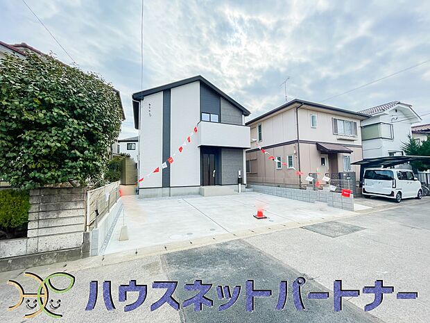 街に溶け合う美しい景観と、採光や風通しを考えて設計された間取り。近隣の視線を考え調整した窓位置など、外観だけでなく、住まうご家族の心地よさを最優先しました。