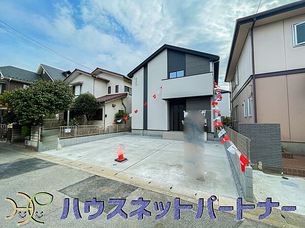 堂々たる趣ながら、主張し過ぎずどこか余裕を感じさせるシャープなフォルムで佇む邸宅は、晴天の空と照らし合わせる事で、本来あるべき完成形の姿を見せてくれます。