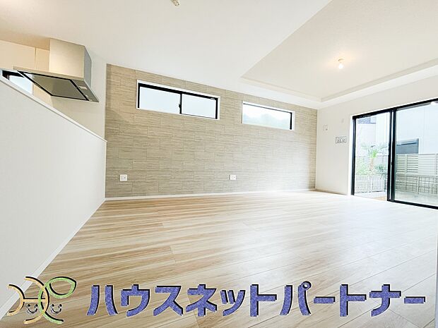 キッチンカウンターがあると配膳が楽なことがメリットの一つ。後片付けをするときも、ダイニングテーブルからあまり動かずに流し台へ運ぶことができるので便利です♪