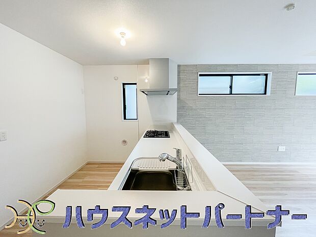 カウンターキッチンなら、リビングで遊ぶ子供の様子を見ながら料理ができるので安心です。料理を運んでもらったり、子供にお手伝いしてもらいやすいのもいいですね♪
