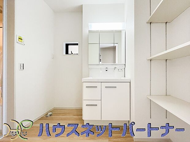 洗面室のある脱衣所は広々。脱いだお洋服をそのままお洗濯。