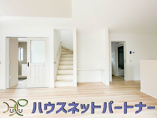 階を移動する際にリビングを通る、リビングイン階段。自然なかたちで家族が集まるため、お子様の個室が2階にある場合でも、毎日の挨拶や会話が増えやすくなります。