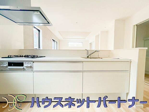 キッチン吊戸棚を無くす事によって、コミュニケーションを重視した設計に致しました。区画によって変わる一体感を、実際にご覧になって頂けましたらと思います。