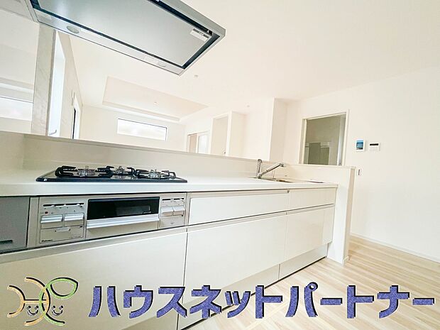 三口コンロで料理の幅を拡げてくれる使いやすいシステムキッチンを採用。洗い場も大きいので野菜や食器を洗ったりする際にも捗り、奥様の強い味方となってくれるはずです。