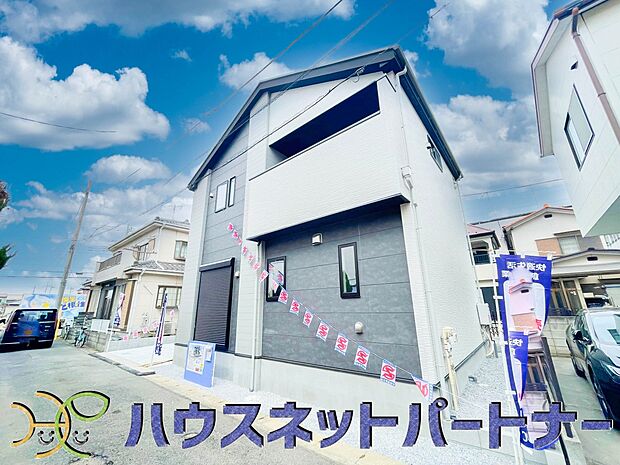 堂々たる趣ながら、主張し過ぎずどこか余裕を感じさせるシャープなフォルムで佇む邸宅は、晴天の空と照らし合わせる事で、本来あるべき完成形の姿を見せてくれます。