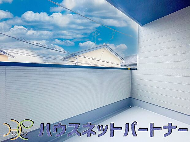 南バルコニーから差し込む陽光・通風は、住環境・快適性と共に有り続ける貴重な「財産」です。この新築戸建に住まう事で手に入れるものは、きっと日常にとっても貴重な存在となるはずです。