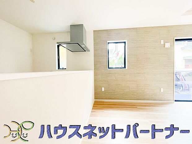 忙しい朝でも家族揃って食事をして頂ける、ゆとりある大きさのダイニングスペース。奥様の手料理をカウンター越しに受けとって頂き、テーブルで囲む素敵な時間を存分にお愉しみ下さい。