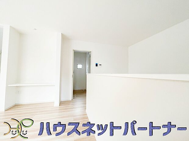 カウンターキッチンなら、リビングで遊ぶ子供の様子を見ながら料理ができるので安心です。料理を運んでもらったり、子供にお手伝いしてもらいやすいのもいいですね♪