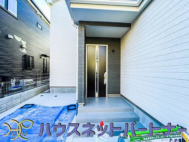 広々な玄関は、ご家族やお友達を迎え入れてくれるスタイリッシュな造りです。