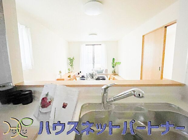 人工大理石のワークトップやシンクは、水を流しただけできれいになったように見えます。白いキッチンは明るく清潔感があり、とっても素敵です。