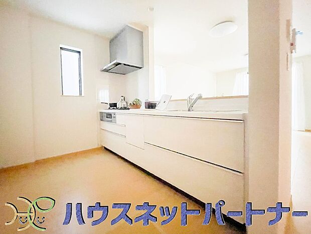 明るい自然光が入る作業スペースを多くとったキッチン採用。夫婦揃ってキッチンに立っても調理がしやすく、家事をしながら会話も弾みます。食器類もすっきりと片付く収納力。