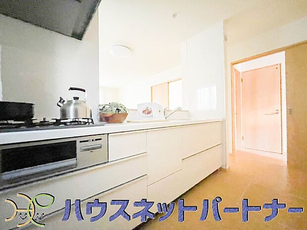 三口コンロで料理の幅を拡げてくれる使いやすいシステムキッチンを採用。洗い場も大きいので野菜や食器を洗ったりする際にも捗り、奥様の強い味方となってくれるはずです。