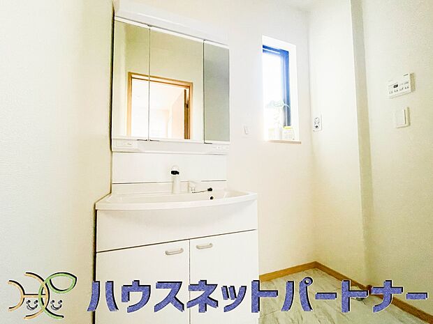 家の中でも特にプライベートスペースとなる洗面所は、洗濯場所と浴室を同じ空間でまとめております。小窓を設置しておりますので、熱気などが籠りやすい空間でちょっとした空気の入れ替えを。