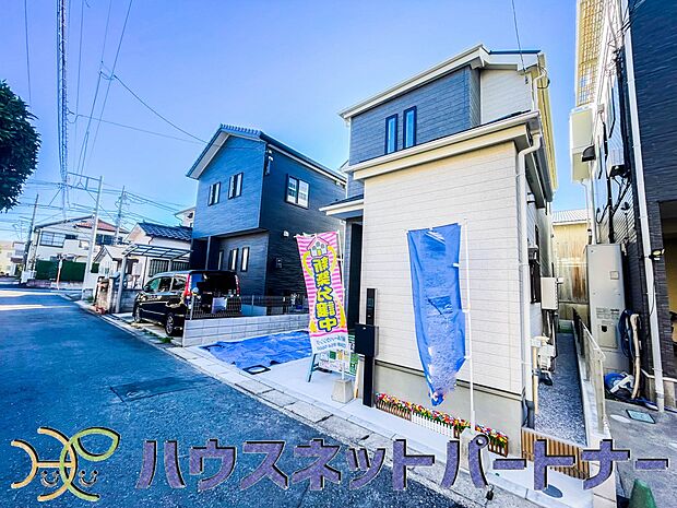 堂々たる趣ながら、主張し過ぎずどこか余裕を感じさせるシャープなフォルムで佇む邸宅は、晴天の空と照らし合わせる事で、本来あるべき完成形の姿を見せてくれます。